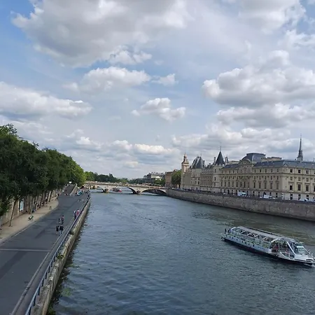 Elegant & Quiet In Le Marais Near De